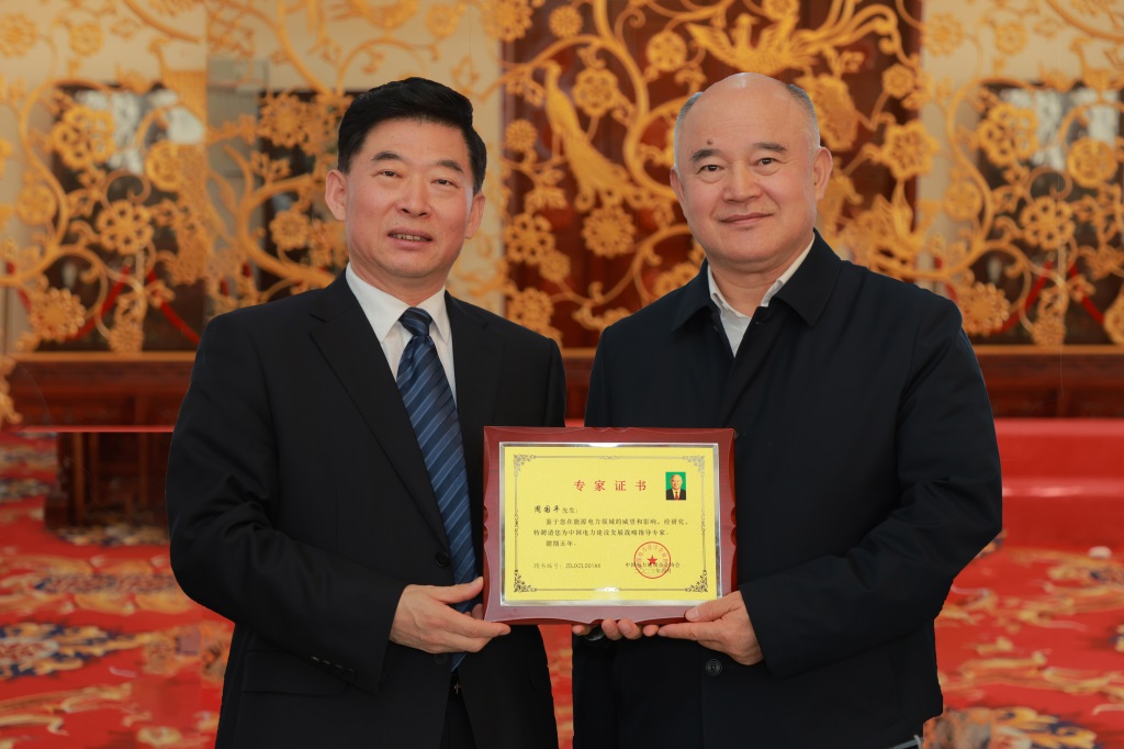 12-007-周国平.jpg