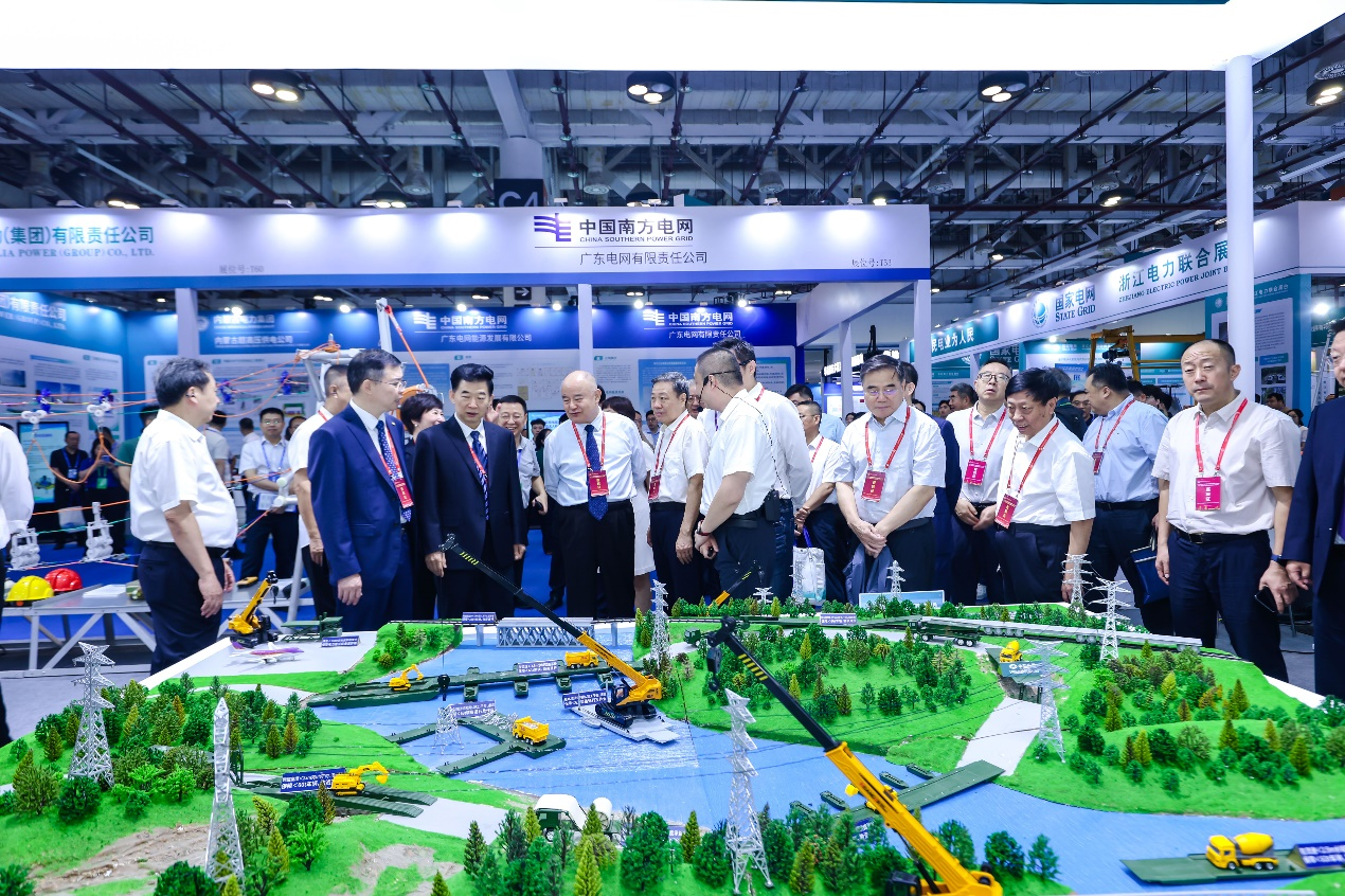 9-1 图为与会嘉宾在第二届电力智能新型施工装备展现场.png