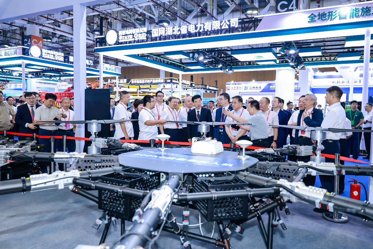 9-2 图为与会嘉宾在第二届电力智能新型施工装备展现场.png